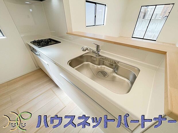 人工大理石のワークトップやシンクは、水を流しただけできれいになったように見えます。白いキッチンは明るく清潔感があり、とっても素敵です。