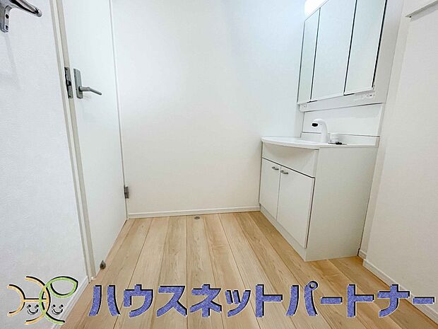 広い脱衣所、洗面台も大きなサイズを設置。建売では見ない広さと解放感。