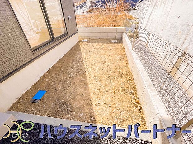 自宅に土いじりが出来るスペースって本当にいいですよね。季節のお花を植えてみては如何ですか。