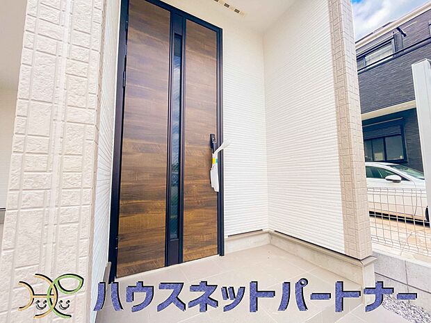 お客様も迎える玄関は高級感のある造りです。