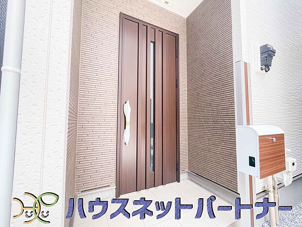 玄関の扉を開けるとそこは家族の待つお家。笑い声が聞こえてきそう。