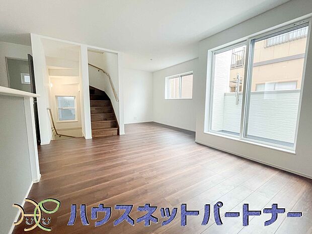 太陽の光が照らす明るいリビングは、開放感があり通風・採光に優れ、心地よい光と風が舞い込んできます。心休まるリビングは何よりも快適な時間を過ごせます。