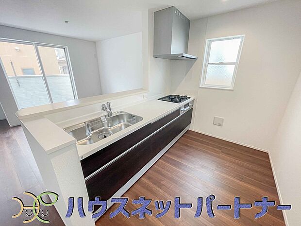 人工大理石のワークトップやシンクは、水を流しただけできれいになったように見えます。白いキッチンは明るく清潔感があり、とっても素敵です。