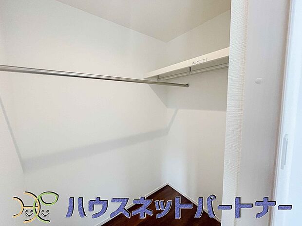 WICのメリットの1つ目は、1箇所にまとめて収納が出来ること。2つ目は、衣替えが必要ないこと。3つ目は、扉が少なくなり室内がスッキリ見えること。