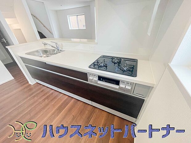 三口コンロで料理の幅を拡げてくれる使いやすいシステムキッチンを採用。洗い場も大きいので野菜や食器を洗ったりする際にも捗り、奥様の強い味方となってくれるはずです。