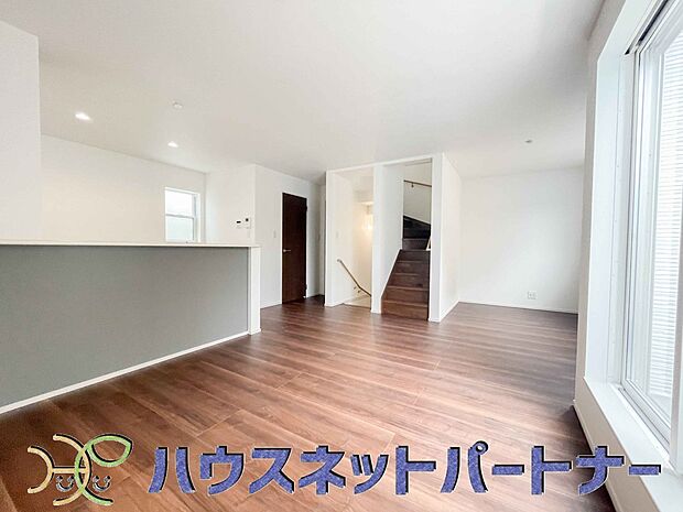 カウンターキッチンなら、リビングで遊ぶ子供の様子を見ながら料理ができるので安心です。料理を運んでもらったり、子供にお手伝いしてもらいやすいのもいいですね♪