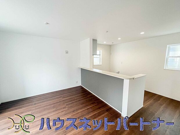 リビングは、食事スペースと寛げる場所設けてもまだ余裕の広さ。明るい光が照らしてくれます。