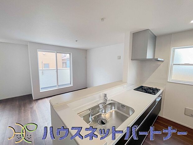 人工大理石のワークトップやシンクは、水を流しただけできれいになったように見えます。白いキッチンは明るく清潔感があり、とっても素敵です。