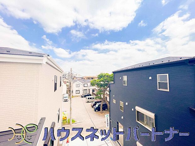 周辺は高い建物が無く、解放感が感じられます。