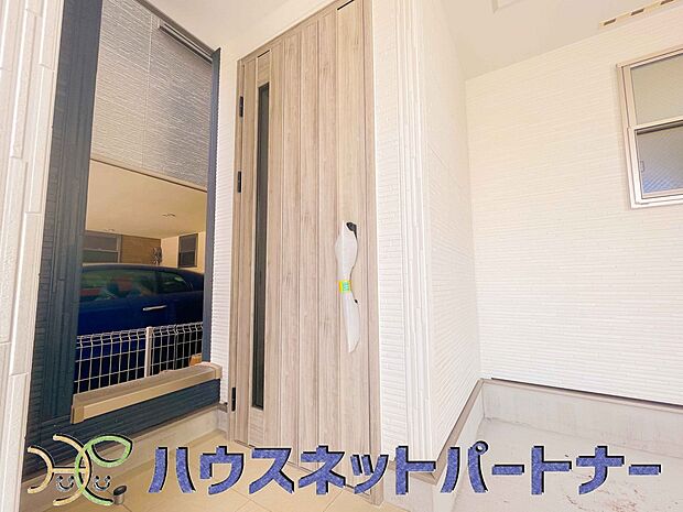 玄関の扉を開けると家族の待つお家。幸せを感じる瞬間です。