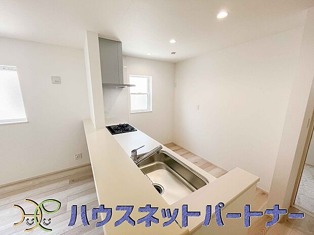 キッチン吊戸棚を無くす事によって、コミュニケーションを重視した設計に致しました。区画によって変わる一体感を、実際にご覧になって頂けましたらと思います。