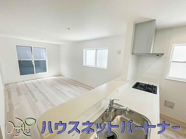 人工大理石のワークトップやシンクは、水を流しただけできれいになったように見えます。白いキッチンは明るく清潔感があり、とっても素敵です。