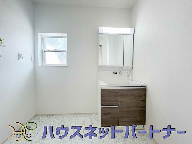 家の中でも特にプライベートスペースとなる洗面所は、洗濯場所と浴室を同じ空間でまとめております。小窓を設置しておりますので、熱気などが籠りやすい空間でちょっとした空気の入れ替えを。