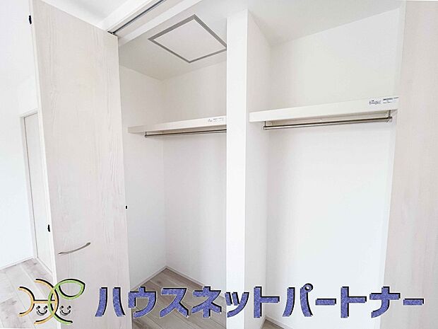 壁面クローゼットのメリットは、衣類が横一列に並ぶためひと目で洋服が選びやすいこと。衣類をたくさんお持ちの方も、限られたスペース内に無理なく収納することができます。