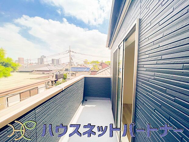 陽当たりの良いバルコニーは清清しい風を室内に送り込んでくれます。快適な生活を楽しめます。