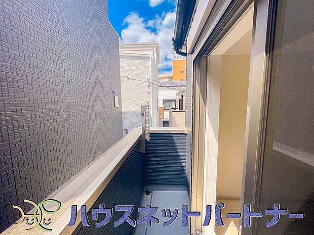 青い空が近くに感じるバルコニーは、爽やかな風をお部屋へ運んでくれます。