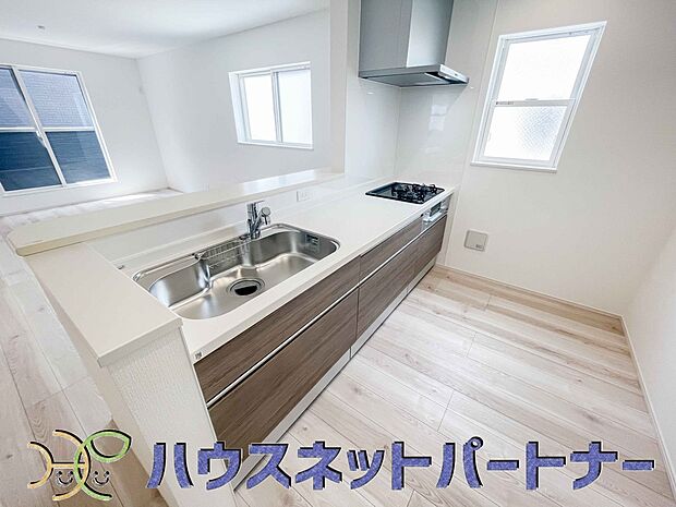 家族の様子を見ながらキッチンでお料理。一日の出来事を会話しながらの家事は嬉しいコミュニケーション。