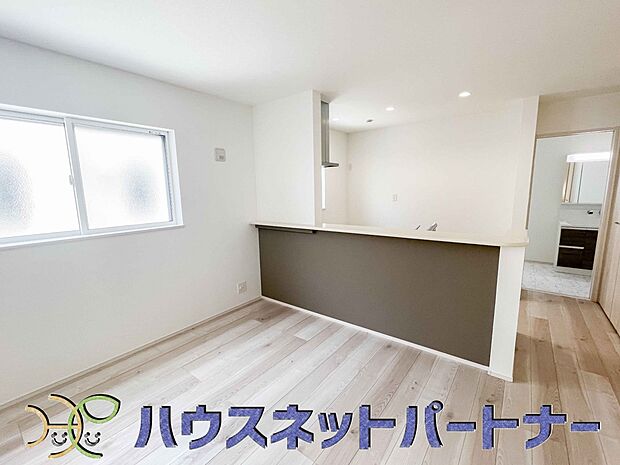 キッチンカウンターがあると配膳が楽なことがメリットの一つ。後片付けをするときも、ダイニングテーブルからあまり動かずに流し台へ運ぶことができるので便利です♪