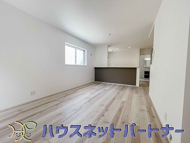 リビングは、食事スペースと寛げる場所設けてもまだ余裕の広さ。明るい光が照らしてくれます。