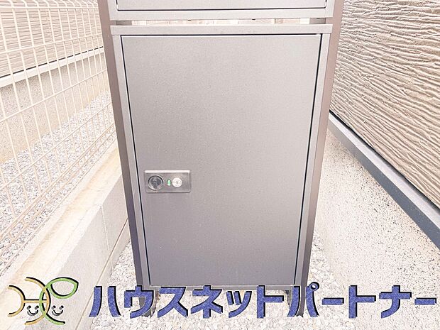 宅配ボックス。好きな時間にいつでも荷物を受取れるため、到着時間を気にして自宅で待機したり、再配達の連絡をする手間がかかりません。共働きなど不在が多い方、ネット通販の利用が多い方に大変便利。