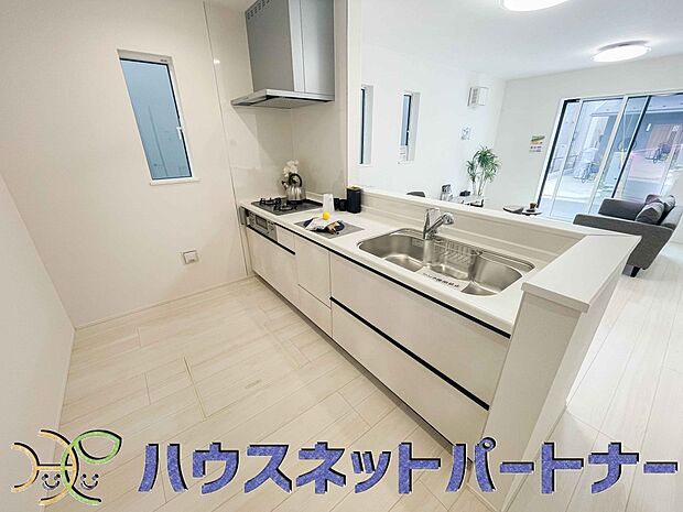 カウンターキッチンは広くて収納力もあるので、快適に料理をすることができます。食器や炊事用具を手の届くところに配置しやすいため調理もスピーディーです。