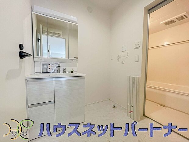 明るい清潔感のある洗面所は、鏡も大きくシンクが広々。朝の支度も楽にこなせます。