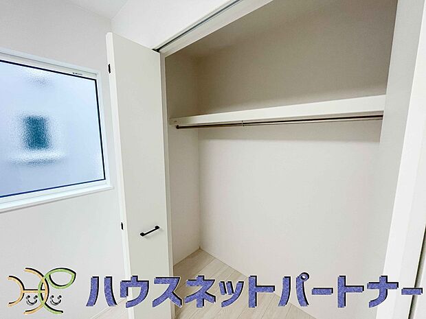 壁面クローゼットのメリットは、衣類が横一列に並ぶためひと目で洋服が選びやすいこと。衣類をたくさんお持ちの方も、限られたスペース内に無理なく収納することができます。