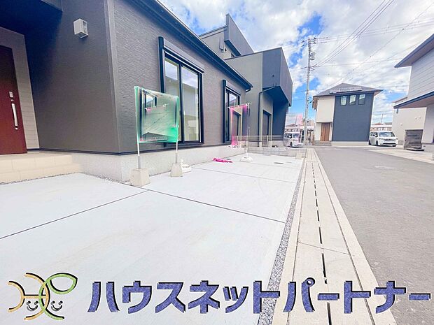 玄関横に駐車場なのでお買い物をした後は楽にお家へ。沢山お買物した時は助かりますね。