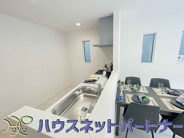 明るく開放的なオープンキッチン。家族とのコミュニケーションが取りやすく、みんなの笑顔が溢れます。