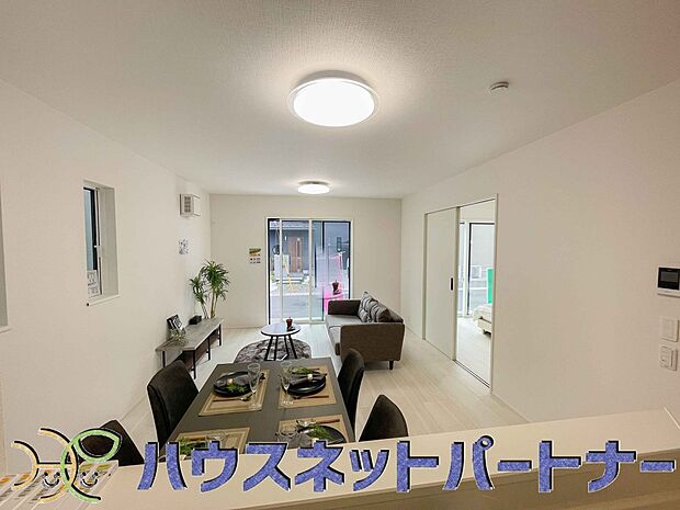 生活の中心となるLDKは対面キッチンタイプのゆったりサイズ。生活動線をワンフロアに集中させることで、ご家族が自然と集まる空間を設計から実現しました。