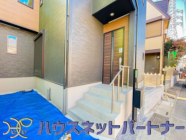 玄関の扉を開けるとそこは家族の待つお家。笑い声が聞こえてきそう。