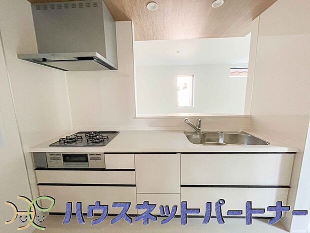 キッチン吊戸棚を無くす事によって、コミュニケーションを重視した設計に致しました。区画によって変わる一体感を、実際にご覧になって頂けましたらと思います。 