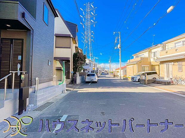 前面道路でお車を駐車するのも楽々。