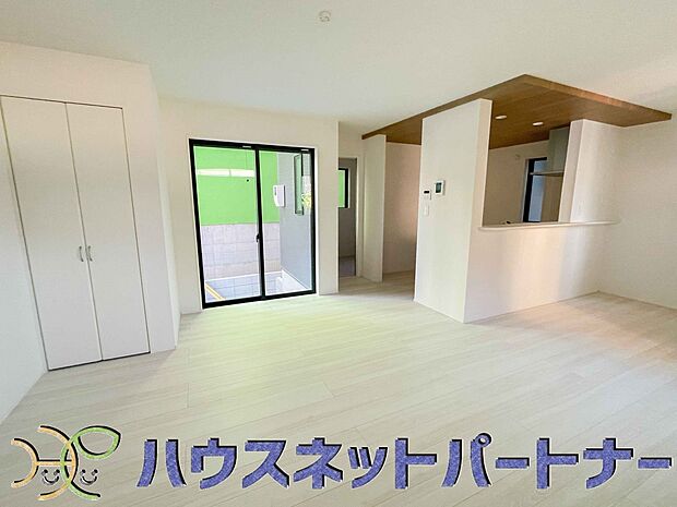 リビングは、食事スペースと寛げる場所設けてもまだ余裕の広さ。明るい光が照らしてくれます。