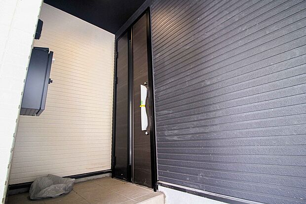 お客様も迎える玄関は高級感のある造りです。