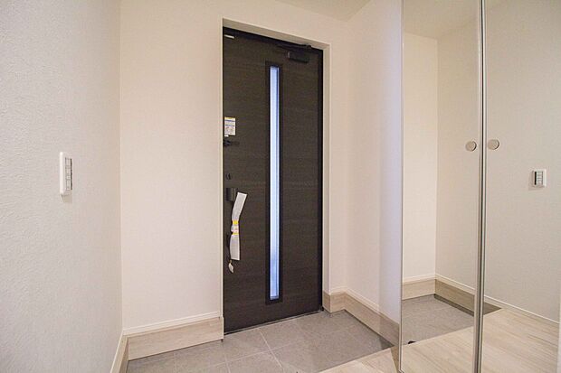 玄関の大きめミラーは出かける前の身だしなみチェックに便利。縦長のものなら靴を履いた状態のコーディネート確認もできます。狭い場所を広く明るく見せてくれる効果も。