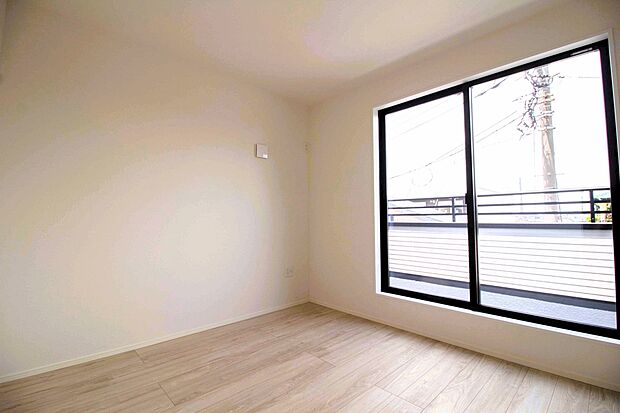 柔らかな光り差し込む家族に優しい洋室は子供部屋にぴったり。