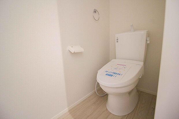 快適な生活を送るための必須アイテムとなった洗浄機能付トイレ。おしり洗浄、ビデ洗浄、暖房便座の3つの機能を標準装備しています