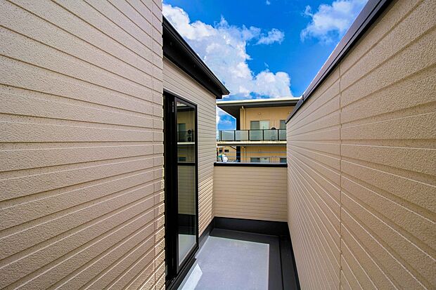 陽当たりの良いバルコニーは清清しい風を室内に送り込んでくれます。快適な生活を楽しめます。