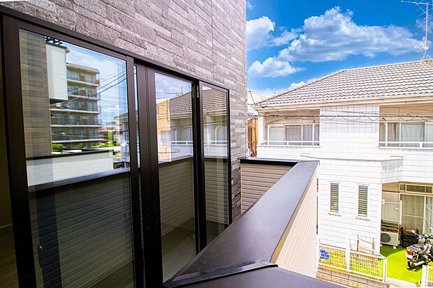 青い空が近くに感じるバルコニーは、爽やかな風をお部屋へ運んでくれます。