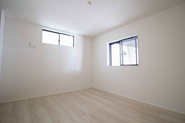 2面窓のある風通しの良いお部屋は心も体も元気にしてくれます。自分だけのお部屋作りを楽しんでみては。