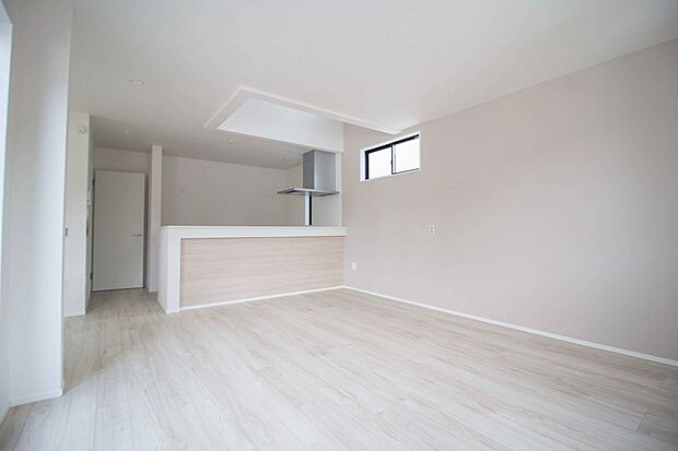 リビングは、食事スペースと寛げる場所設けてもまだ余裕の広さ。明るい光が照らしてくれます。