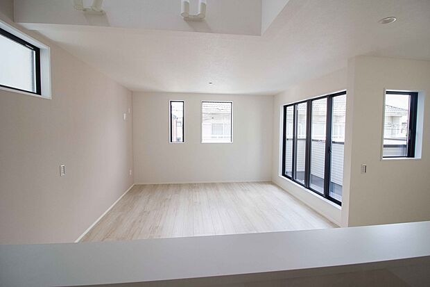 明るく開放的なオープンキッチン。家族とのコミュニケーションが取りやすく、みんなの笑顔が溢れます。