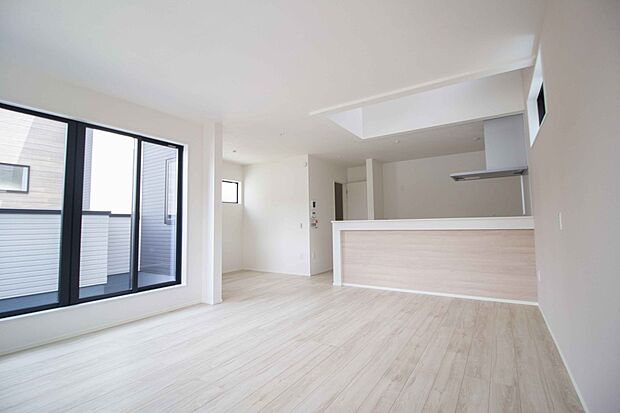 キッチンカウンターがあると配膳が楽なことがメリットの一つ。後片付けをするときも、ダイニングテーブルからあまり動かずに流し台へ運ぶことができるので便利です♪