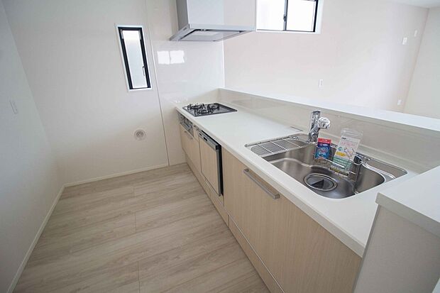 人工大理石のワークトップやシンクは、水を流しただけできれいになったように見えます。白いキッチンは明るく清潔感があり、とっても素敵です。