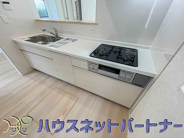 三口コンロで料理の幅を拡げてくれる使いやすいシステムキッチンを採用。洗い場も大きいので野菜や食器を洗ったりする際にも捗り、奥様の強い味方となってくれるはずです。