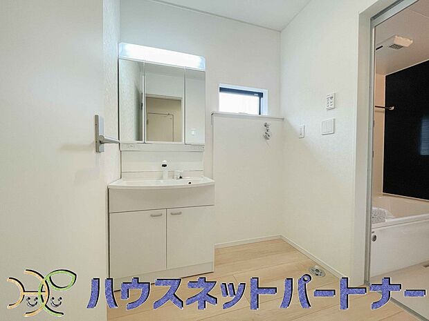 洗面室は窓の光が差し込み明るく清潔感があります。三面鏡は朝の支度が大助かり。