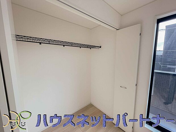壁面クローゼットのメリットは、衣類が横一列に並ぶためひと目で洋服が選びやすいこと。衣類をたくさんお持ちの方も、限られたスペース内に無理なく収納することができます。