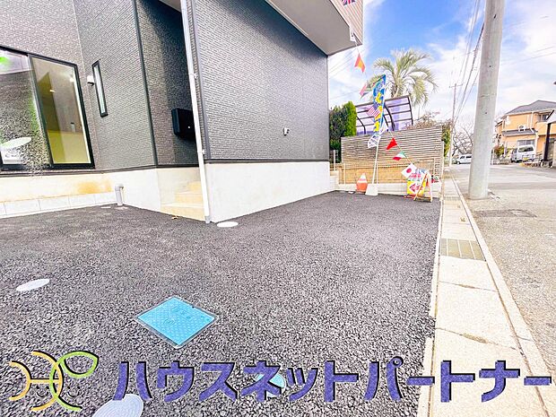 玄関横に駐車場なのでお買い物をした後は楽にお家へ。沢山お買物した時は助かりますね。