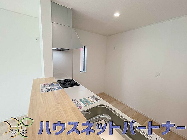 キッチン吊戸棚を無くす事によって、コミュニケーションを重視した設計に致しました。区画によって変わる一体感を、実際にご覧になって頂けましたらと思います。